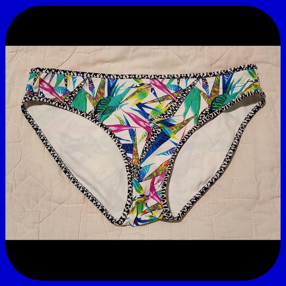 FREYA || Tropical Floral Bikini Set - Picture 7 of 8